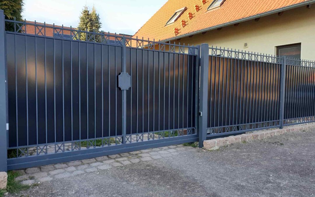 Flügeltor oder Schiebetor – Technische Unterschiede, Einsatzbereiche und langfristige Aspekte